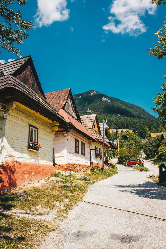historické domy dedinky Vlkolínec zapísanej do UNESCO